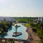 Island Style 2-Bedroom Apartment With Pool \